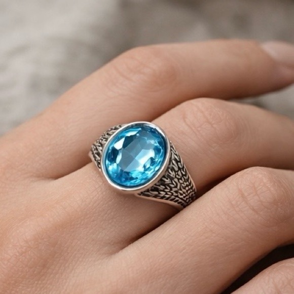 Jewelry - 💙Striking Blue Gem 💎 Textured Silver Tone Ring 💙 Unisex